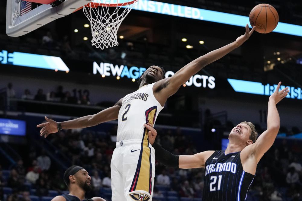 利用短传与 利用短传与